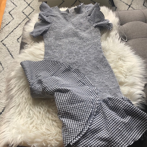 Dresses & Skirts - 5 4 $30 🛍 gingham form fitted dress with ruffles
